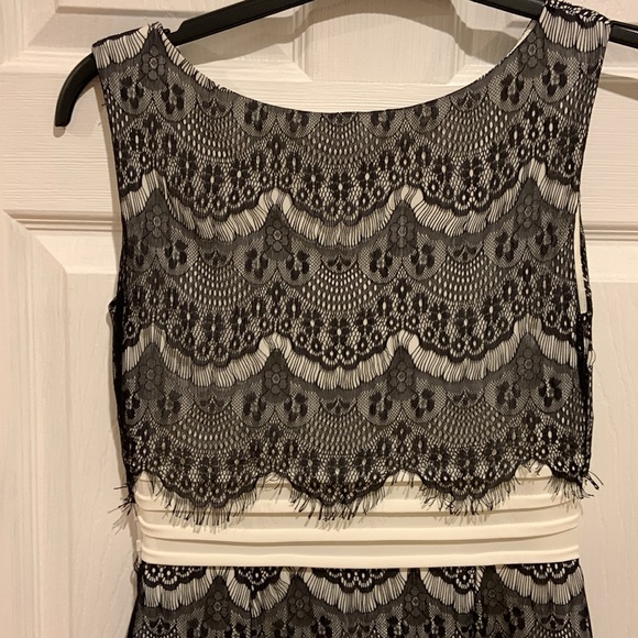 Fully lined sleeveless dress. Great for wedding and party season. - Picture 2 of 3